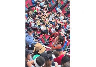 开云体育APP下载-上海網(wǎng)球大师赛观众高声嘶吼，裁判多次劝阻，保安最终请离