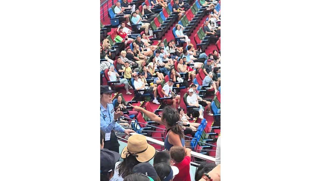开云体育APP下载-上海網(wǎng)球大师赛观众高声嘶吼，裁判多次劝阻，保安最终请离