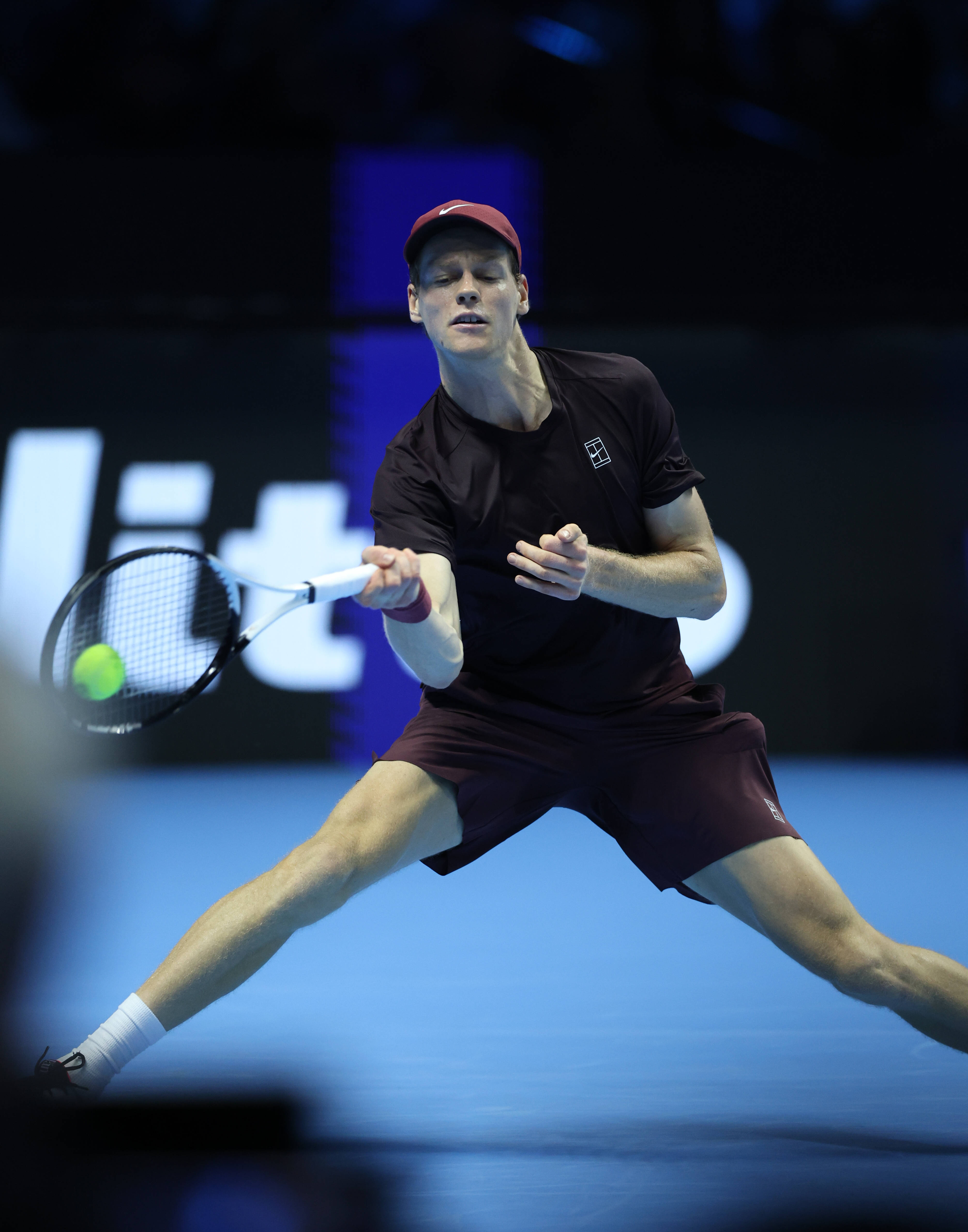 开云-（体育）网球——ATP年终总决赛半决赛：辛纳胜德米纳尔